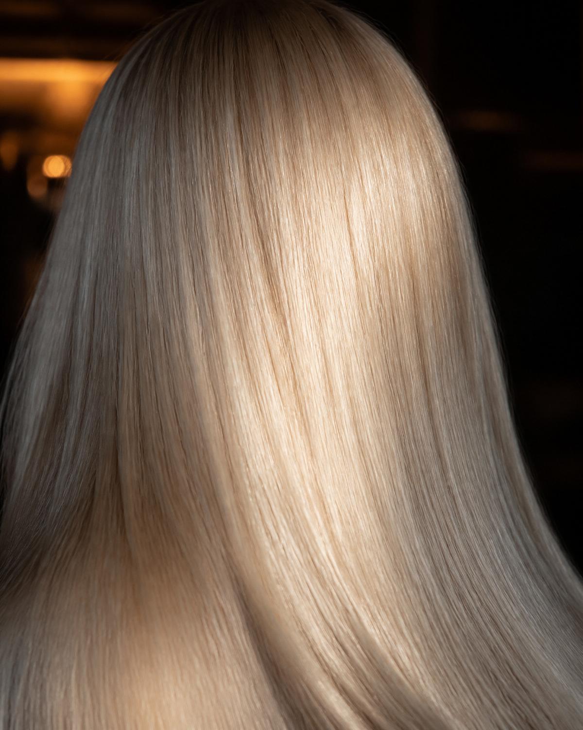 Platynowy blond — jedwabiste, gładkie włosy w naturalnym połysku